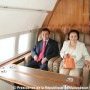 Le couple présidentiel inaugurant le fauteuil du New Air Force One ».